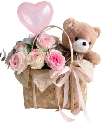 Корзина с розами и плюшевым мишкой «Уютное счастье»